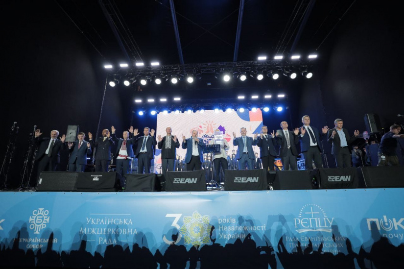 Свято подяки у Києві зібрало тисячі українців для молитви вдячності